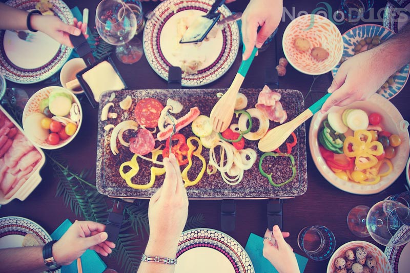Pasos para preparar una deliciosa comida con raclette para compartir con los amigos