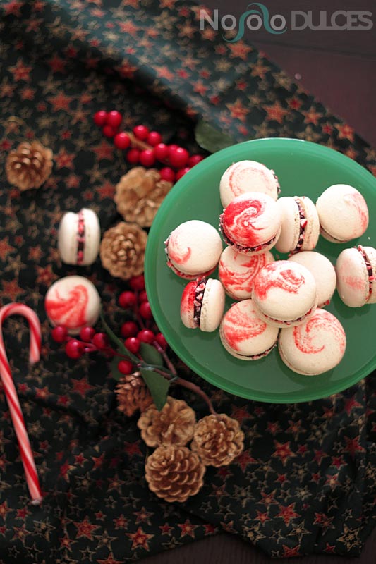 Receta de macarons peppermint simulando los caramelos de menta típicos de las fiestas navideñas