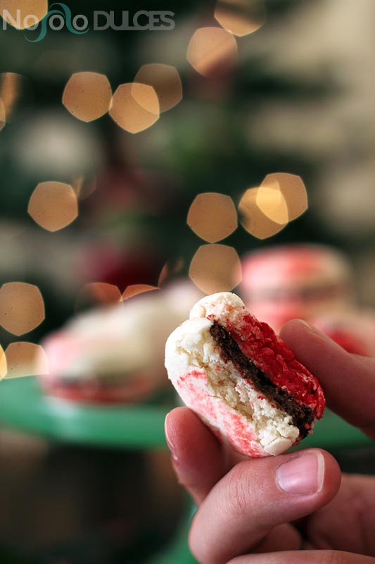 Receta de macarons peppermint simulando los caramelos de menta típicos de las fiestas navideñas