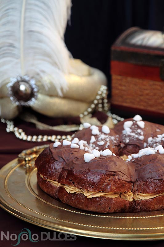 Receta de roscón de reyes de chocolate con mousse de dulce de leche y plátano natural. Receta de roscón tierno y jugoso con un relleno muy original