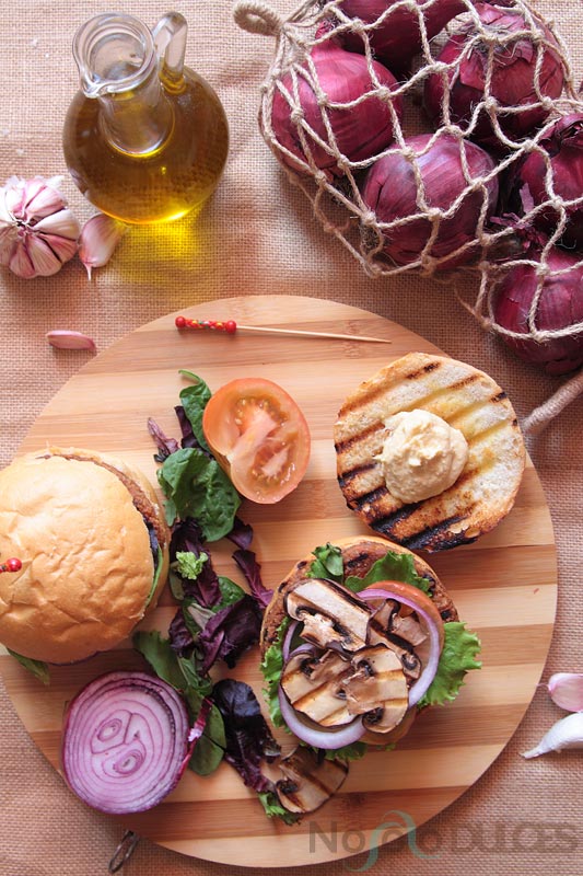 Receta de jugosa hamburguesa vegana de soja texturizada y aliño de verduras e hierbas aromáticas