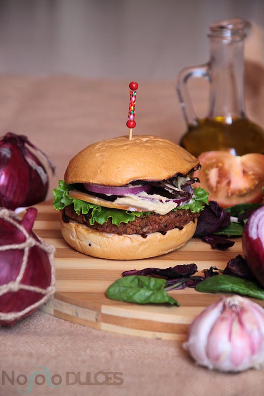 Receta de jugosa hamburguesa vegana de soja texturizada y aliño de verduras e hierbas aromáticas