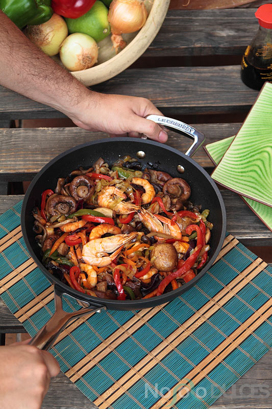 Receta de wok oriental de setas, verduras y langostinos con salsa de soja, sriracha y especias chinas.