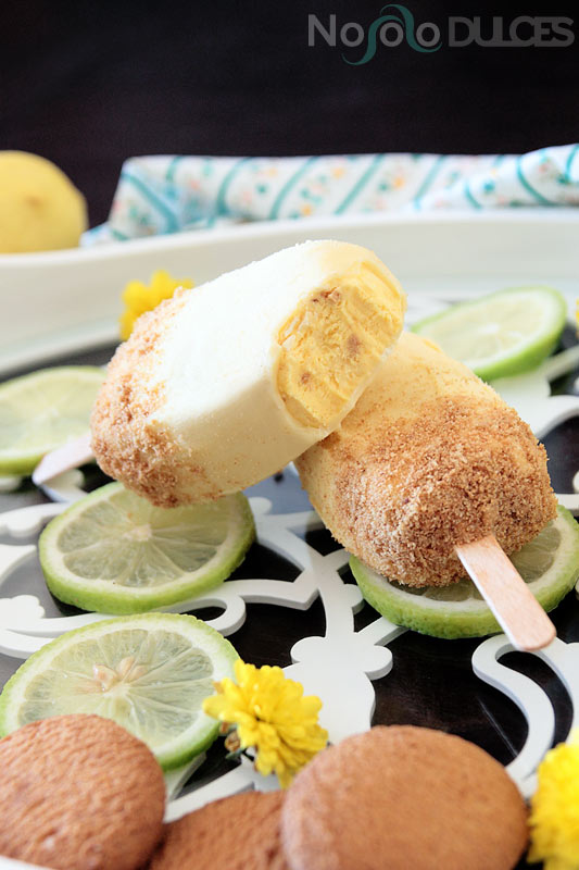Receta de polos de helado de tarta de limón o lemon pie. Helado muy cremoso con chocolate blanco y galletas