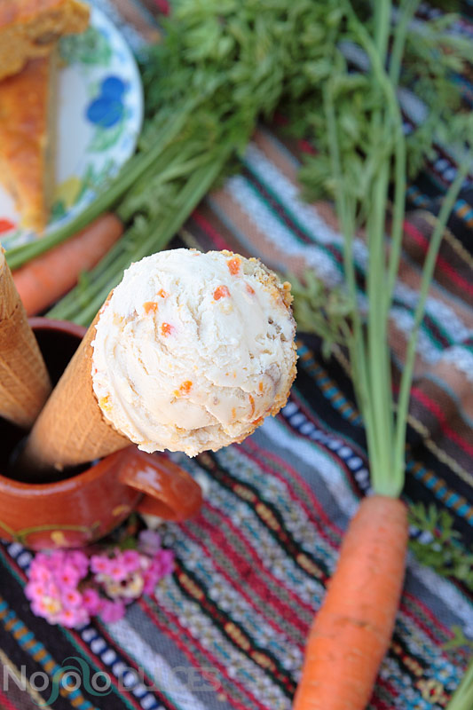 Receta de helado de tarta de zanahoria o carrot cake. Convertimos una de las tartas más famosas y sabrosas en un delicioso helado.