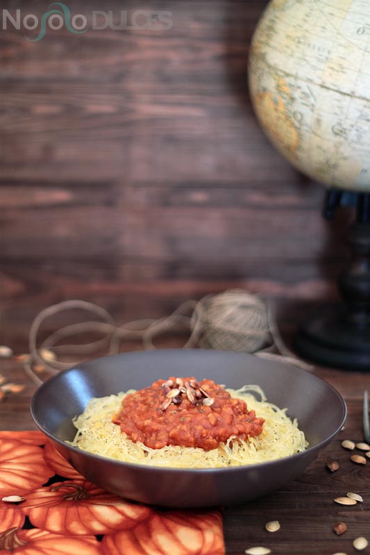Receta de espaguetis veganos hechos de calabaza con acompañamiento de salsa boloñesa vegana de soja texturizada.