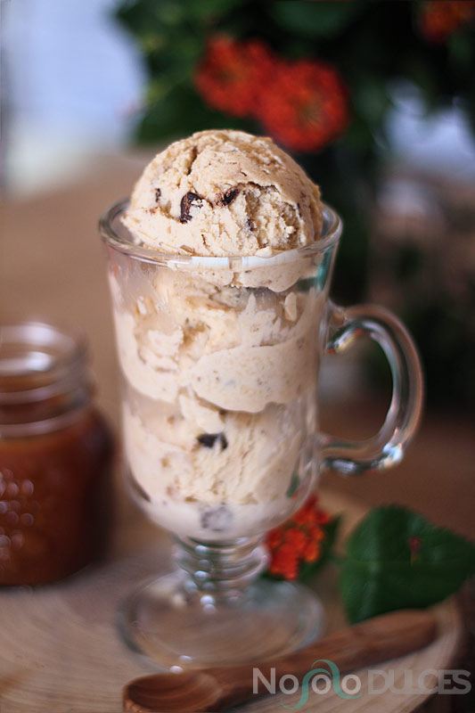 Receta del famoso helado Chunky Monkey con salsa de caramelo. Un delicioso helado de plátano con trozos de chocolate y nueces.
