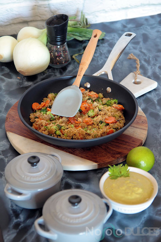 Ensalada de quinoa con verduras y salsa picante de cacahuetes