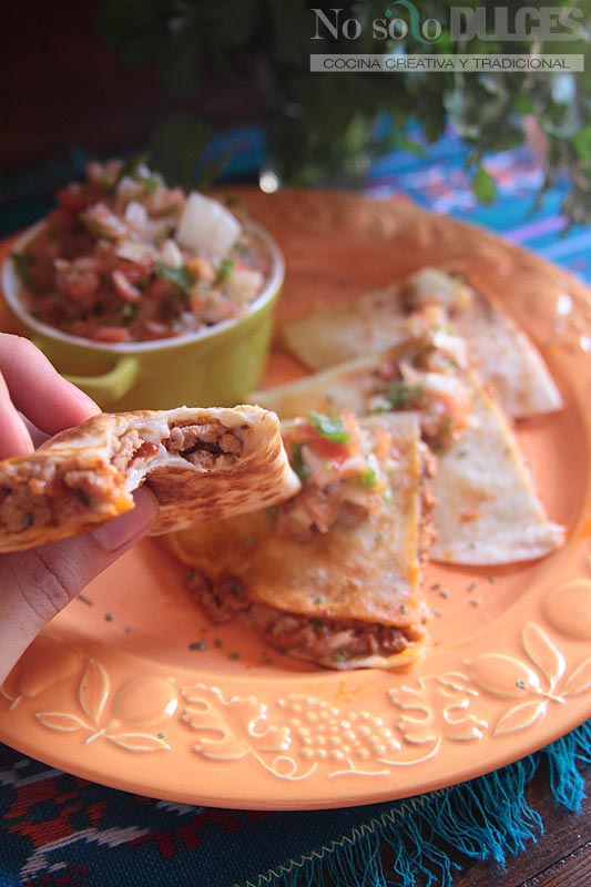 No solo dulces – Quesadillas mexicanas con carne, queso y tomate picante