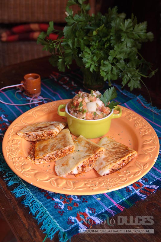 No solo dulces – Quesadillas mexicanas con carne, queso y tomate picante