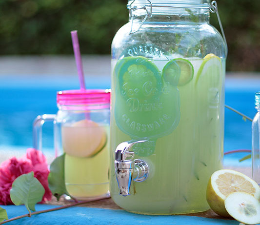 Limonada de romero y té matcha en jarra para verano