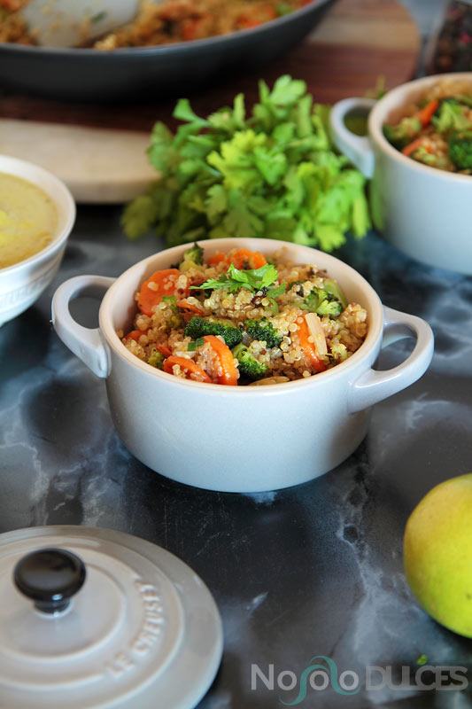 Ensalada de quinoa con verduras y salsa picante de cacahuetes